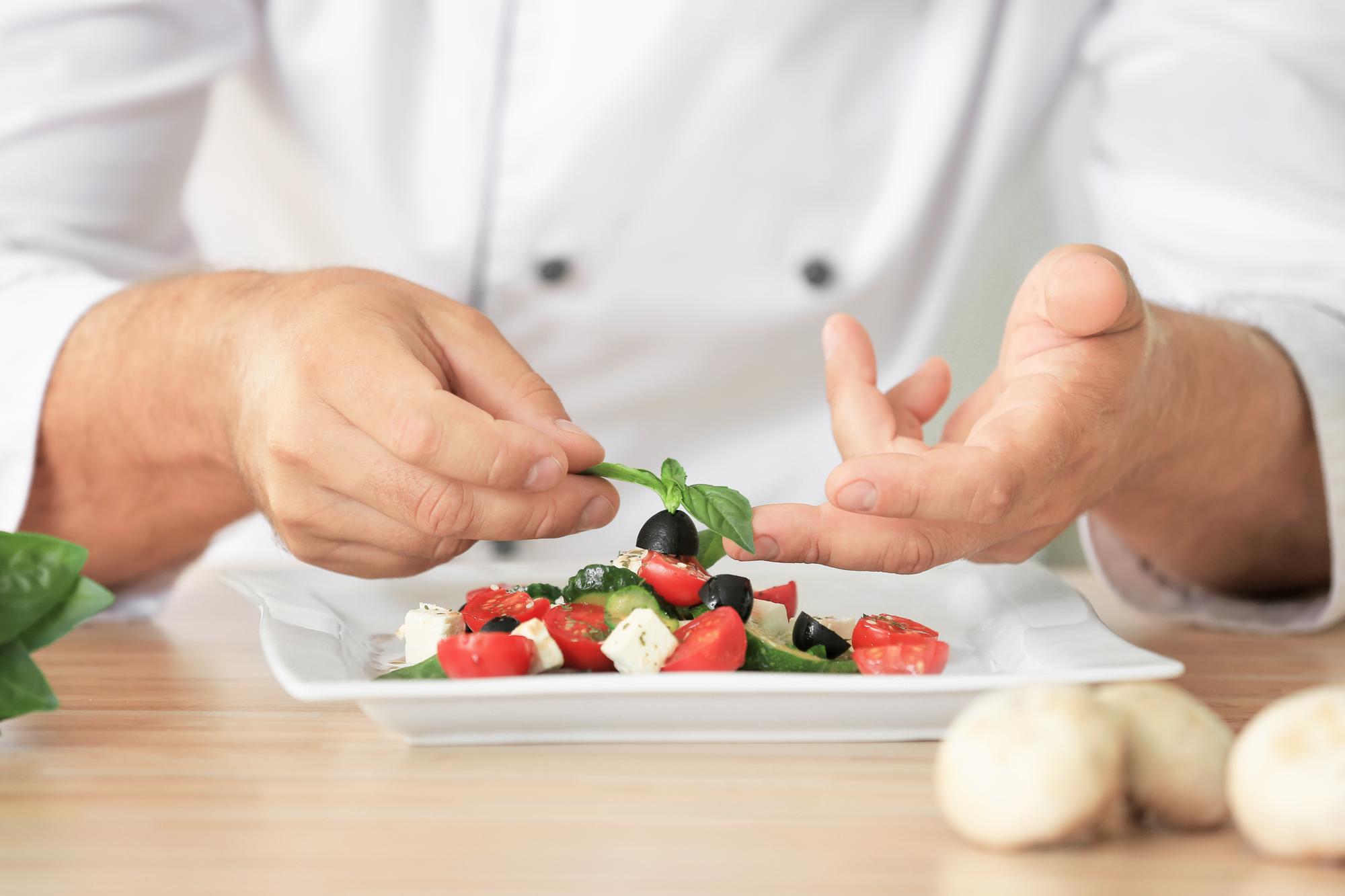 Chef bereitet feines Gericht in moderner Küche